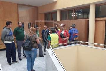 Los afectados por el retraso en el pago de las nóminas municipales exigen cobrar (Foto TA)